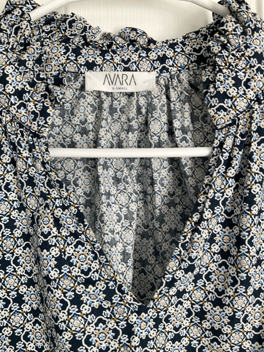 Luxury Brand AVARA XS Navy and White Summer Blouse - Picture 5 of 9